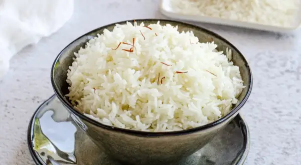 Arroz basmati esponjoso y aromático, perfecto para acompañar tus platos. Aprende como hacer arroz basmati.