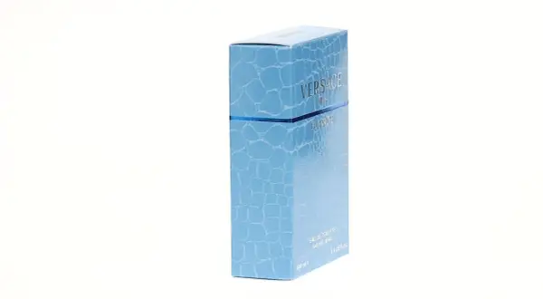 Niebieskie pudełko perfum Versace Eau Fraiche z fakturą skóry krokodyla.