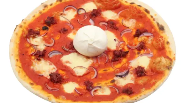 Pizza z burratą, czerwoną cebulą i pikantnym mięsem nduja. Zastanawiasz się nduja co to? To włoska, smarowna kiełbasa.