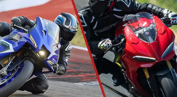 Dos pilotos en sus superbikes, una azul y otra roja, toman una curva en circuito. La cilindrada superbike se siente en cada inclinación.