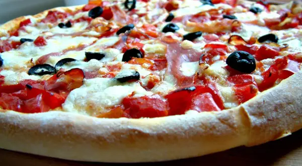 Ile kalorii ma pizza 45 cm? Zaskakujące różnice w kaloryczności