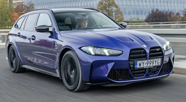 Niebieskie BMW M3 kombi w ruchu ulicznym. Sprawdź aktualną bmw m3 cena i dostępne konfiguracje.