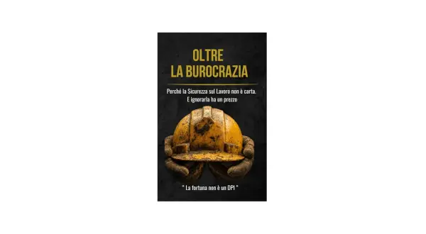 Mani guantate sorreggono un elmetto giallo sporco. Testo: "Oltre la burocrazia. Perché la Sicurezza sul Lavoro non è carta. E ignorarla ha un prezzo. La fortuna non è un DPI". La gestione del personale cosa fa? Si occupa di sicurezza.