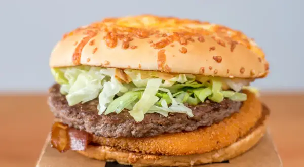 Burger z serem, sałatą, kotletem i chrupiącą panierką.