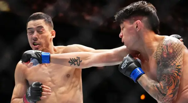 Ignacio Bahamondes träffas av ett slag i ansiktet under en intensiv MMA-match.