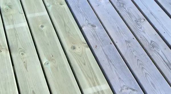 Trallen är delvis målad i en ljusgrå nyans, vilket ger en fin kontrast mot den obehandlade delen. Snart är hela trallen klar att njuta av.