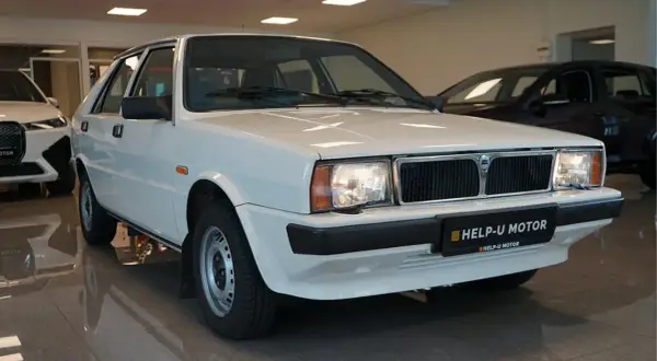 Vit Lancia Delta, en klassiker som påminner om Saab-eranens design.