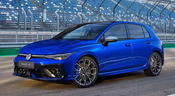 La Golf 8 R, avec ses nombreux chevaux, est prête à rugir sur le circuit, ses sièges bleus en arrière-plan attendant les spectateurs.