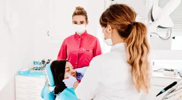 Dentysta a stomatolog: Czy to ten sam zawód? Rozwiewamy wątpliwości