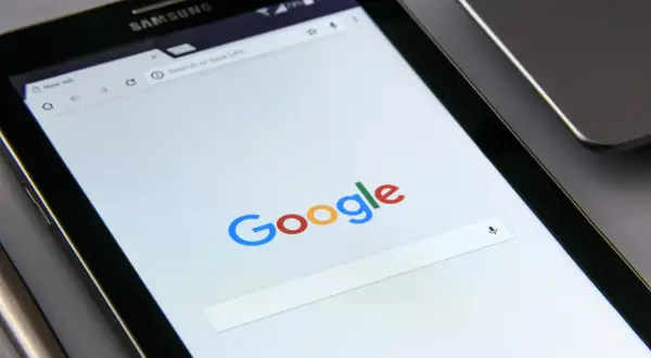 Tablet z otwartą przeglądarką Google. Szukasz informacji, jak odblokować telefon nie znając konta Google?