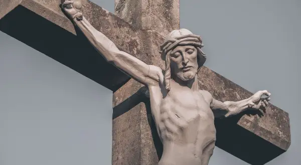 Kamienna rzeźba Jezusa na krzyżu, z wyrazem cierpienia na twarzy. Wzrok skierowany w dół, jakby w geście modlitwy do Jezusa o pomoc w trudnych chwilach.