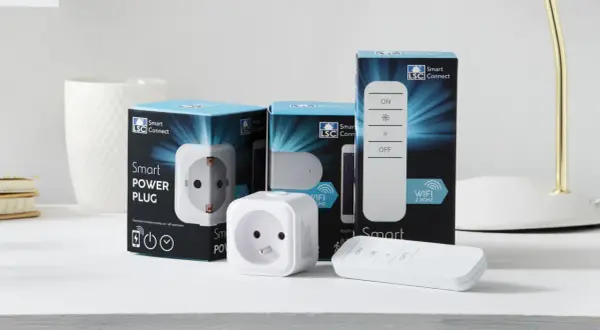 Zestaw LSC Smart Connect: wtyczka smart i pilot do zdalnego sterowania urządzeniami.