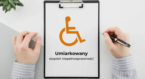 Na tablicy widnieje symbol osoby na wózku inwalidzkim i napis "Umiarkowany stopień niepełnosprawności". Informacja o pkp zniżki dla niepełnosprawnych stopień umiarkowany.