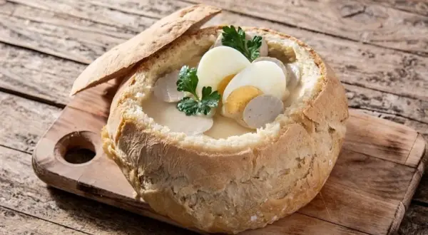Żurek w chlebie z jajkiem i kiełbasą. Idealne jakie przyprawy do żurku? Majeranek i czosnek.