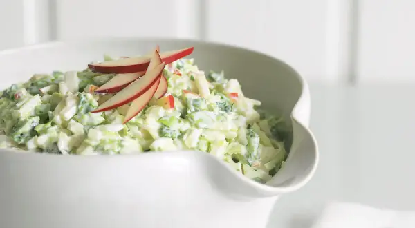 Krämig kålsallad med äpple, perfekt som sallad till julbordet.