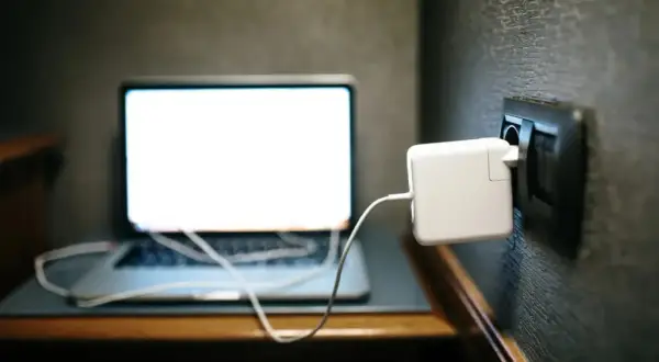 Ile prądu pobiera laptop? Zaskakujące fakty o zużyciu energii