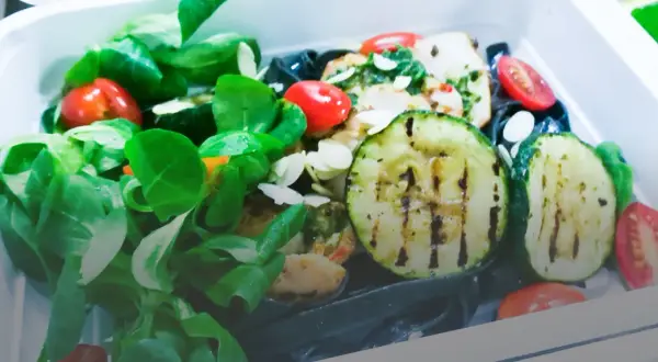 Jak podgrzewać catering dietetyczny? Sekret smaku i bezpieczeństwa