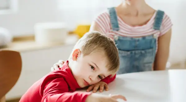 Smutny chłopiec z ADHD, czy to choroba psychiczna? Mama go pociesza.