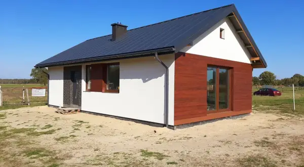 Nowy, nowoczesny dom bez pozwolenia 70m2 z drewnianą elewacją i dużymi oknami, gotowy do zamieszkania.