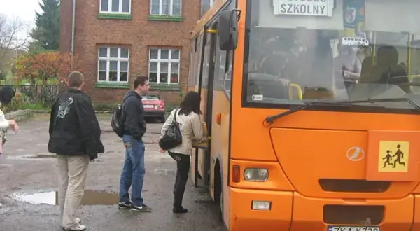 Gdzie może zatrzymać się autobus szkolny? Zasady i bezpieczeństwo zatrzymań