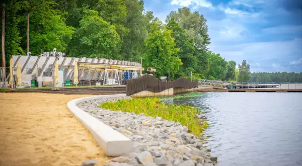 Letnie popołudnie nad jeziorem Paprocańskim w Tychach. Widok na plażę, restaurację i pomost.