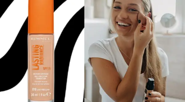 Uśmiechnięta blondynka aplikuje podkład Rimmel Lasting Radiance, który został wycofany.