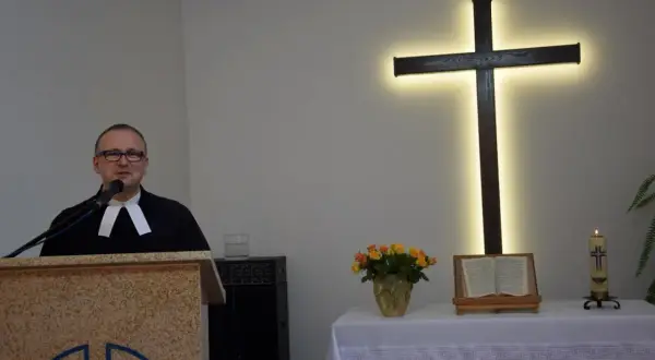 Czy agnostyk chodzi do kościoła? Odkryj motywacje i dylematy