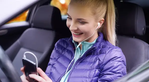 Pauza w trasie: 5 pomysłów na relaks i rozwój ze smartfonem