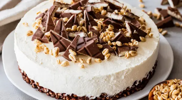 Eine köstliche Kinder Country Torte, verziert mit Schokoladenstücken und gepufftem Getreide.