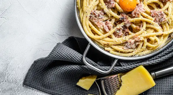 Jaki ser do spaghetti carbonara? Odkryj najlepsze opcje i zamienniki