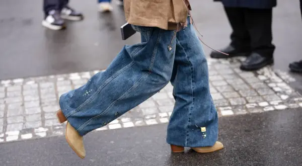Modne, szerokie dzwony i zamszowe botki na obcasie. Takie buty są teraz modne, idealne do stylizacji z jeansu.