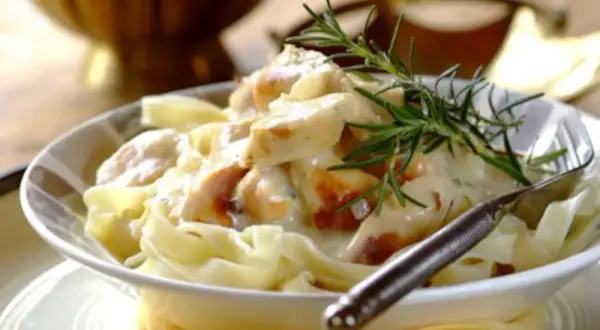 Szybkie spaghetti carbonara z kurczakiem, które zachwyci całą rodzinę