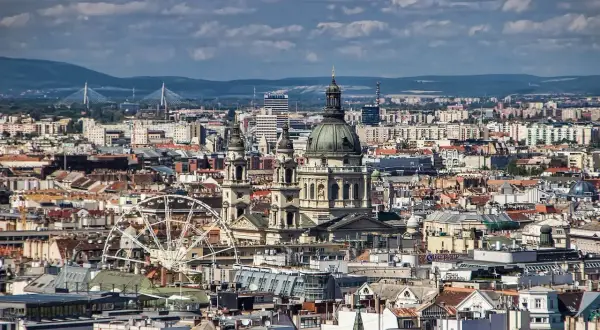 Widok panoramy Budapesztu z bazyliką św. Stefana i diabelskim młynem.