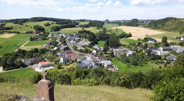 Ein malerisches Dorf mit roten Dächern und grünen Hügeln, das an die Toskana erinnert – die Toskana der Eifel.