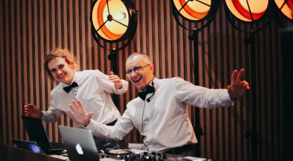 Ile kosztuje DJ na wesele? Uniknij pułapek, wybierz mądrze!