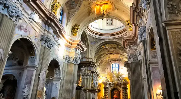 Wnętrze jednego z krakowskich kościołów zachwyca barokowym przepychem. Złote anioły, malowidła i bogato zdobione sklepienia tworzą niepowtarzalny klimat.