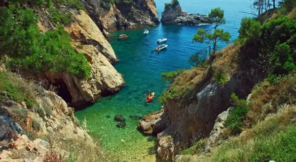 Kayak en cala turquesa, un paraíso que te hace preguntar: ¿cuáles son las mejores playas de España?