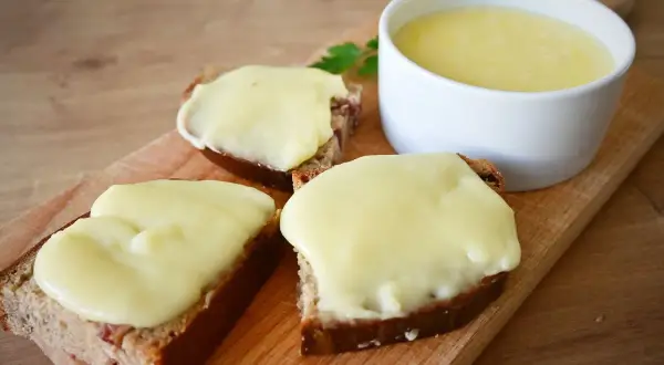 Smażony ser z twarogu na chlebie, idealny na szybkie śniadanie. Prosty przepis na pyszne danie.