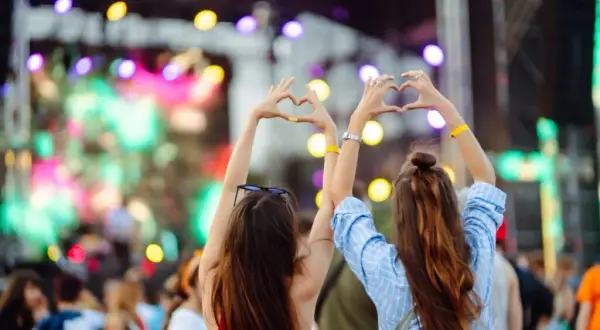 Jak się ubrać na koncert pop, aby czuć się stylowo i komfortowo