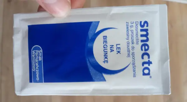 Saszetka leku Smecta dla psa na biegunkę, o smaku pomarańczowo-waniliowym.