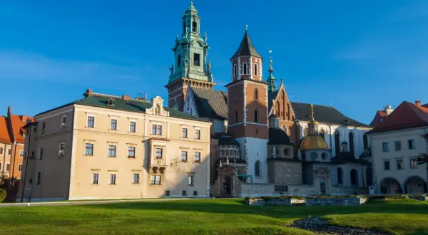 Zamek Królewski na Wawelu, z jego wieżami i złotą kopułą, zachwyca. Sprawdź wawel bilety cennik, by zaplanować zwiedzanie.