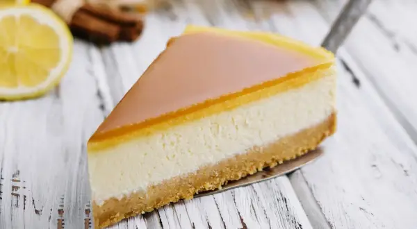 Pyszny sernik na zimno z mascarpone, z cytrynową galaretką i kruchym spodem. Idealny na letnie popołudnie.