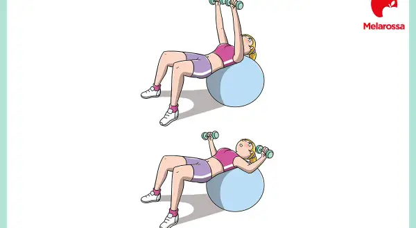 Esercizio per il petto con manubri su fitball, un esempio di circuit training per tonificare.