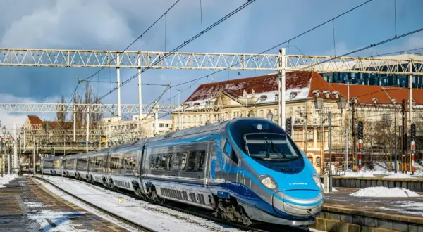 Nowoczesny pociąg Pendolino PKP Intercity na ośnieżonym peronie. Skorzystaj z promocji PKP Intercity i podróżuj szybko i wygodnie!