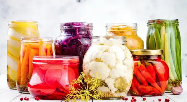 Słoiki z kiszonkami: kalafior, marchew, czerwona kapusta, rzodkiewka, papryczki chili, fasolka. Idealne na dietę przy antybiotyku.