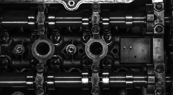 Detaljerad vy av en cylinder motor med kamaxlar och ventiler.