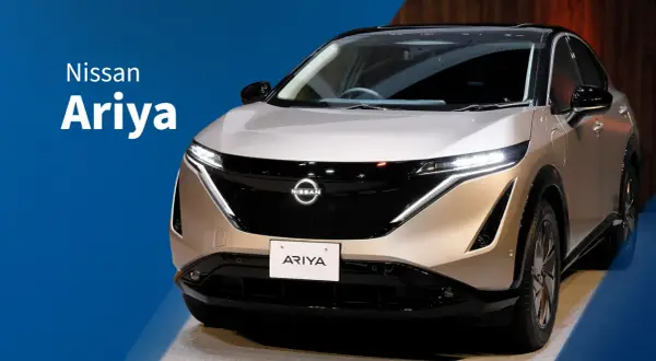 El elegante Nissan Ariya, un SUV eléctrico con un diseño futurista, se presenta en un tono champagne metálico.