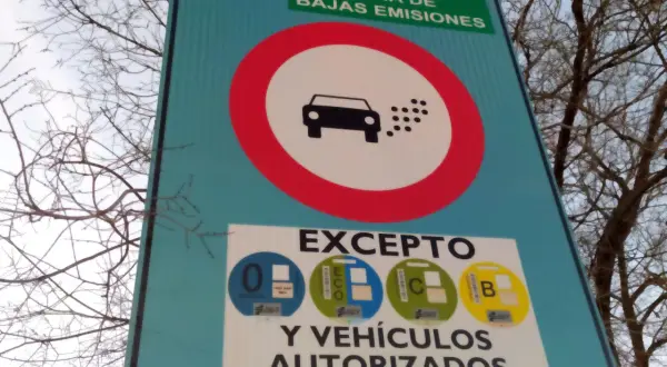Señal de Madrid Zona de Bajas Emisiones. Indica hasta cuando pueden circular los coches sin pegatina, excepto los autorizados con distintivo DGT.
