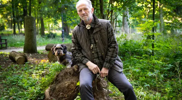 Stachura "Człowiek człowiekowi": Wilcza natura i iskra nadziei