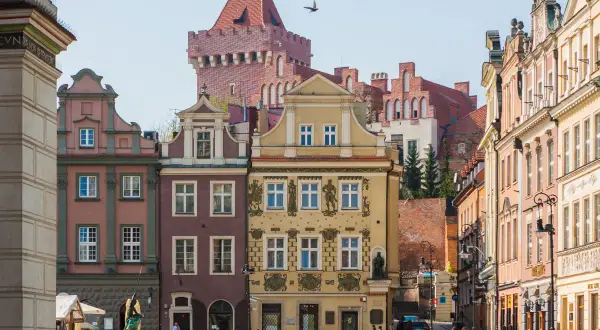 Poznański zamek gargamela, czyli wieża widokowa na Wzgórzu Przemysła, góruje nad kolorowymi kamieniczkami Starego Rynku.